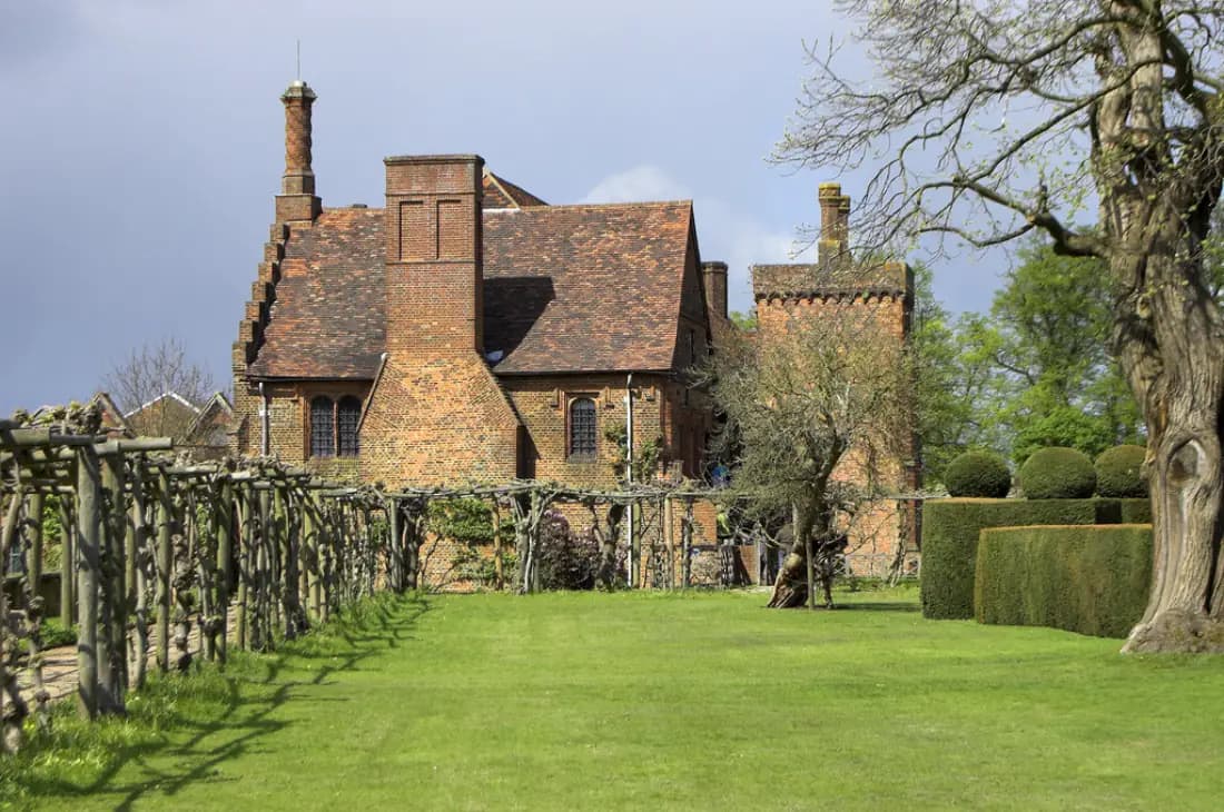 Hatfield: A Tudor Palace and the Birthplace of Jet Travel
